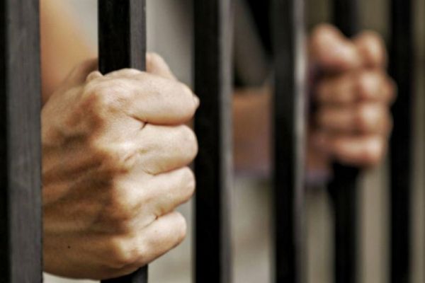 Bărbat din Tinca, arestat preventiv pentru tâlhărie calificată, distrugere și violare de domiciliu