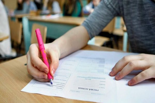 Bacalaureat 2023. Astăzi elevii claselor a XII-a şi a XIII-a susţin proba scrisă la Limba şi literatura română