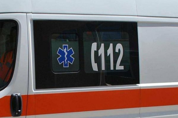 Ambulanță aflată în misiune, implicată într-un accident rutier, în afara localității Borod! Șoferul și o asistentă au fost răniți