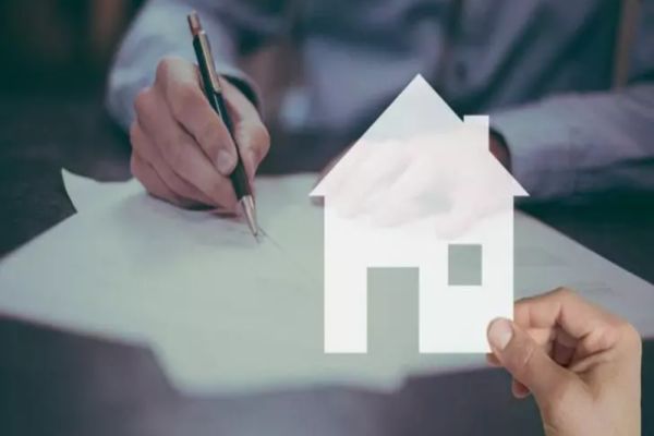 Românii fără asigurare la case riscă impozite mai mari. Proiect de lege în Parlament