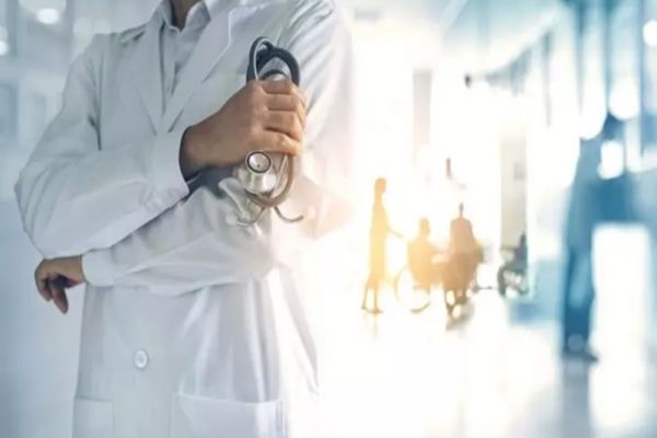 Românii, pe primul loc în UE la spaga dată doctorilor. Care sunt motivele invocate de pacienți pentru „atențiile” la medici