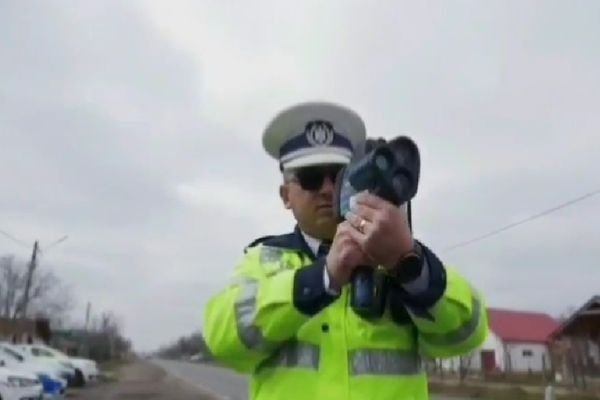 Vitezoman din Satu Mare, prins circulând cu 125 km/h într-o localitate din Bihor! Polițiștii l-au amendat și l-au lăsat fără permis