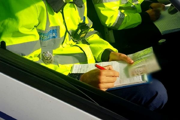 Aproape 100 de participanți la trafic, amendați de polițiștii bihoreni! Patru șoferi, lăsați fără permise