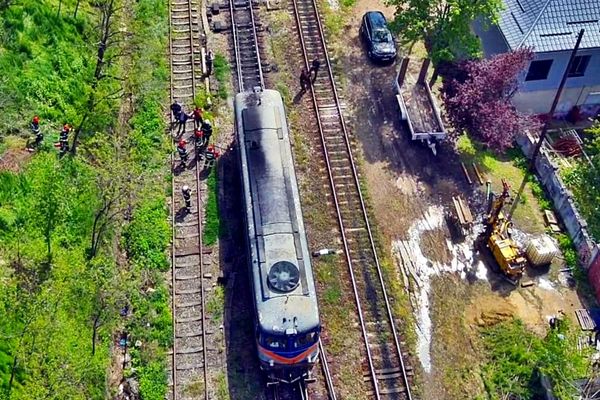 La un pas de tragedie! Locomotiva unui marfar ale cărui vagoane erau pline cu motorină, cuprinsă de incendiu, în apropiere de Gara Oradea