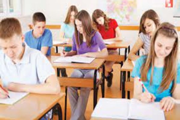 Elevii se întorc la cursuri, după vacanţa de Paşte