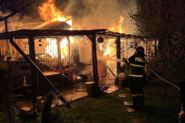 Incendiu în Ștei, cu pericol de propagare la o biserică (FOTO)