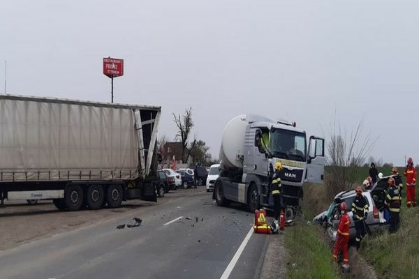 Accident grav pe DN 19, la ieșire din Valea lui Mihai! Sunt implicate un TIR, o autocisternă și un autoturism