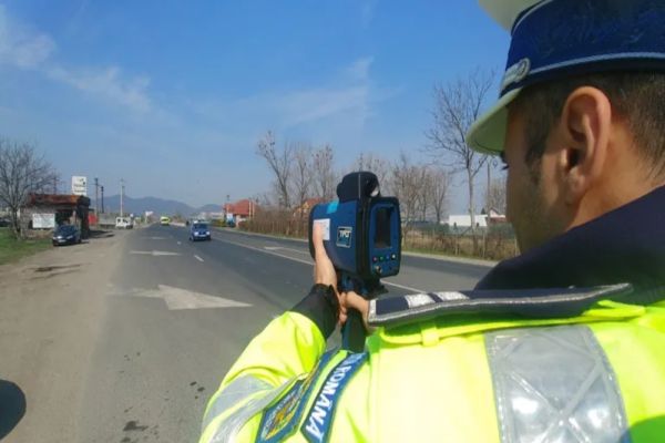 Sute de şoferi amendaţi de poliţiştii bihoreni | 42 au rămas fără permise de conducere