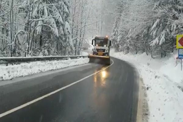 Primele ninsori în zonele montane din Moldova: utilaje pe șosele și atenționare pentru șoferi