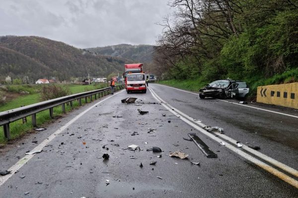 Grav accident între Cluj şi Oradea! Traficul a fost blocat timp de o oră (FOTO)
