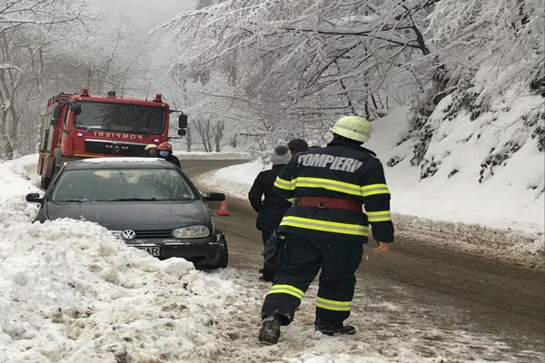 În Bihor se circulă în condiții de iarnă! Recomandările pompierilor