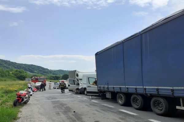 Accident în lanţ între Cluj şi Oradea: Impact între un autotren, două autoutilitare şi o motocicletă
