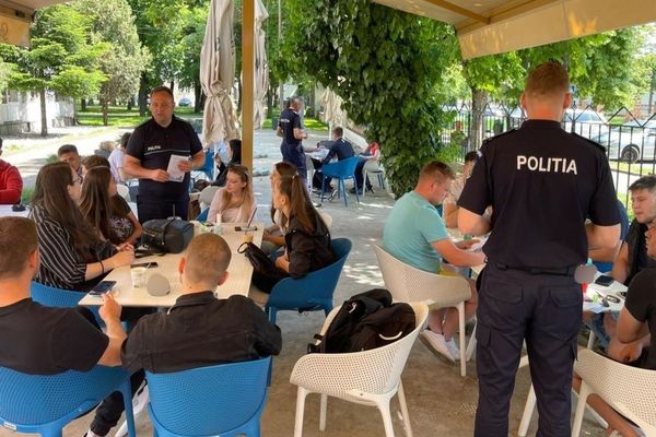 Elevii și studenții orădeni, sfătuiți de polițiști despre cum să se protejeze de fraudele sau agresiunile comise prin intermediul Internetului