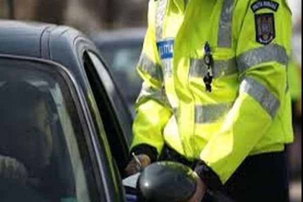 Sute de participanți la trafic sancționați de polițiștii bihoreni, în ultimele 24 de ore! 9 șoferi au rămas fără permise de conducere