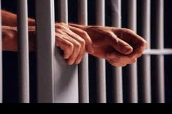 Condamnat de instanță, dus după gratii de polițiști