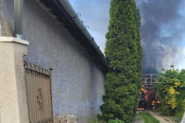 O persoană a fost rănită în urma unui incendiu produs în Marghita! A fost transportată la spital cu elicopterul SMURD (FOTO)