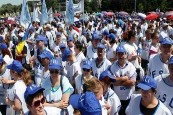 SINDICATELE DIN EDUCAŢIE ÎI CER PREŞEDINTELUI SĂ NU PROMULGE MĂSURILE FISCAL-BUGETARE