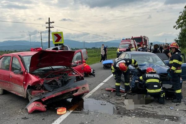 Trei răniţi într-un accident cu două maşini pe DN75 în Bihor (FOTO)