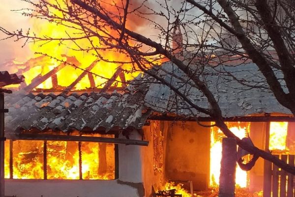 Caz şocant într-o localitate din Bihor! Un bărbat beat a dat foc casei unei femei