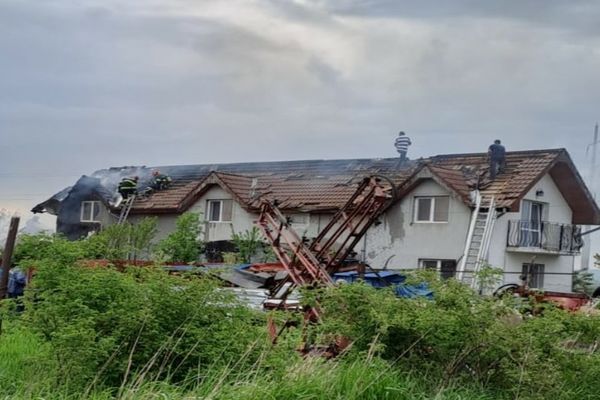 Incendiu violent la o gospodărie din Cheriu! O femeie a primit îngrijiri medicale (FOTO)