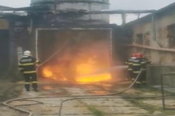 Incendiu la o societate comercială din Lunca: a ars un siloz (FOTO)