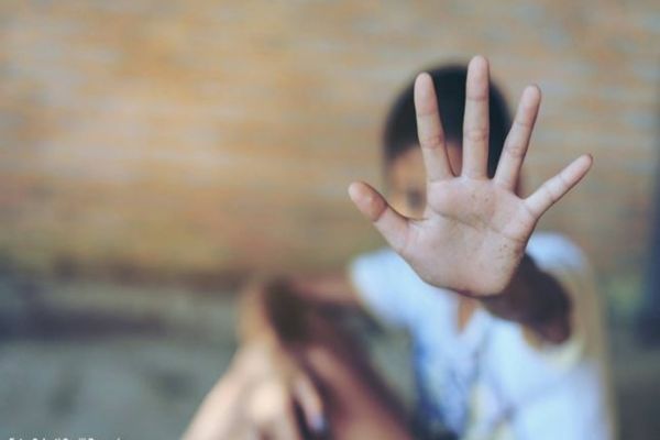 Un minor dintr-o localitate bihoreană a fost sechestrat şi bătut de mai mulţi tineri