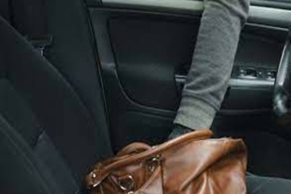 Orădean, bănuit de repetate furturi din genți sau poșete, reținut de polițiștii orădeni