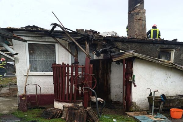 Incendiu la o gospodărie din Bihor | Proprietarul a primit îngrijiri medicale (FOTO)