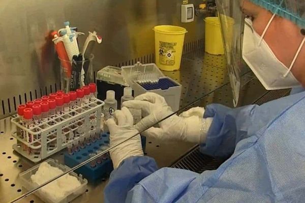 CREȘTERE SEMNIFICATIVĂ A CAZURILOR DE COVID-19. APROAPE 3.900 DE INFECTĂRI ĂNTR-O SĂPTĂMÂNĂ 