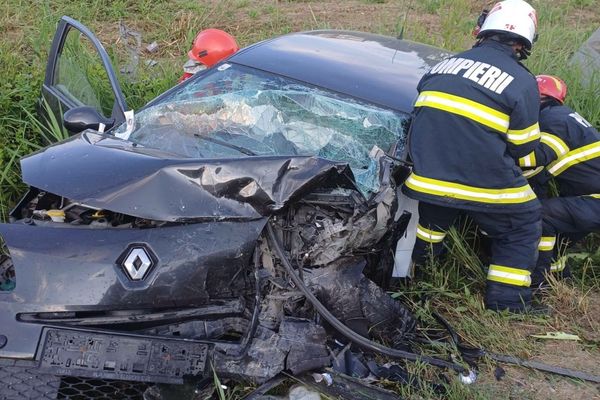 Grav accident în Oradea: Un copil şi doi adulţi au fost răniţi (FOTO)