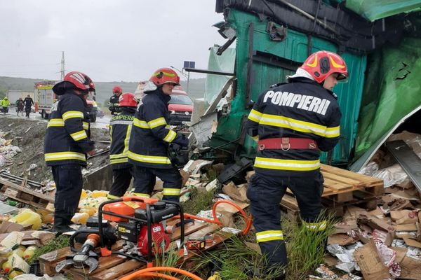 Grav accident pe DN1E60! Şoferul unui autotren a murit (FOTO)