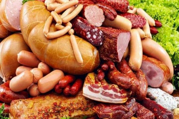 Prețul mezelurilor, gata să explodeze! Românii, nevoiți să strângă tot mai mult cureaua