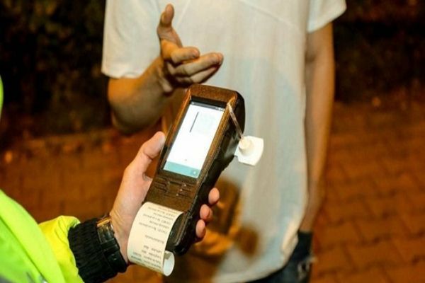 Prinși conducând sub influența drogurilor, s-au ales cu dosar penal