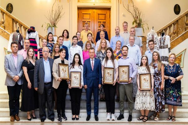 ASE răsplătește performanța. Studenții cu rezultate remarcabile, premiați cu icoane de valoare, în parteneriat cu Patriarhia Română