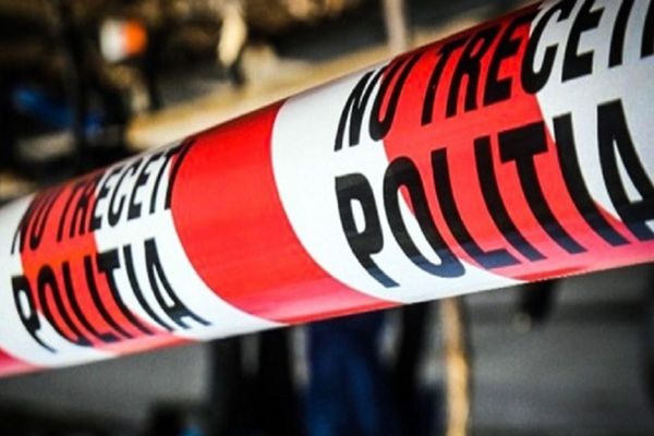 O femeie și-a aruncat copiii în vârstă de 2 și 3 ani de la balconul camerei sale de hotel, din Botoșani