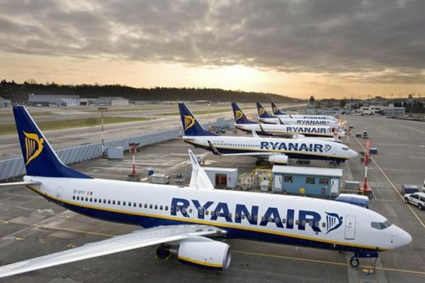 RYANAIR ÎI VA AMENDA CU MINIM 500 DE EURO PE PASAGERII INDISCIPLINAȚI, DIRECT DE PE CARDUL DE REZERVARE