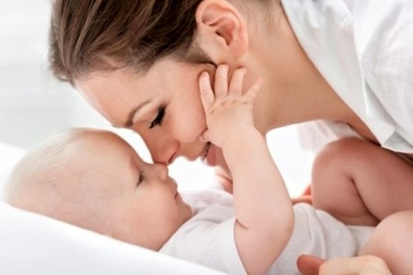 INDEMNIZAȚIILE PENTRU PĂRINȚII AFLAȚI ÎN CONCEDIU DE CREȘTERE A COPILULUI, MICȘORATE CU 10%