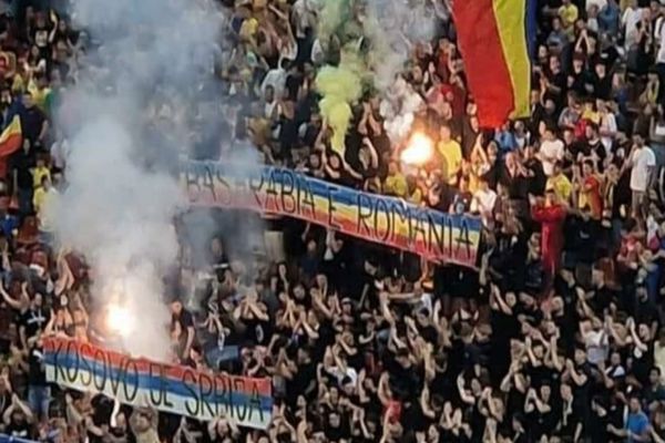 Meciul România-Kosovo, întrerupt o oră. O grupare a fanilor români a afișat mesajul "Kosovo este Serbia"