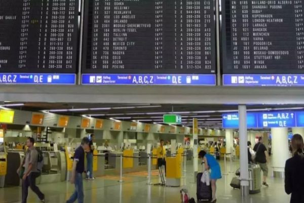 AEROPORTUL HEATHROW DIN LONDRA ÎNCHIS DIN CAUZA UNUI INCENDIU. ZBORUL DE DIMINEAȚĂ DIN BUCUREȘTI, ANULAT 