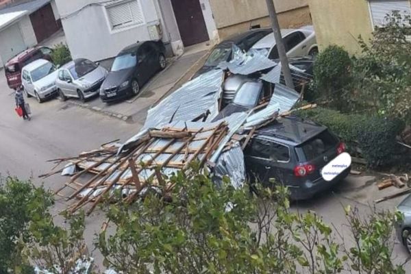 Vremea rea a făcut ravagii în țară: localități fără electricitate, drumuri închise, case și mașini distruse