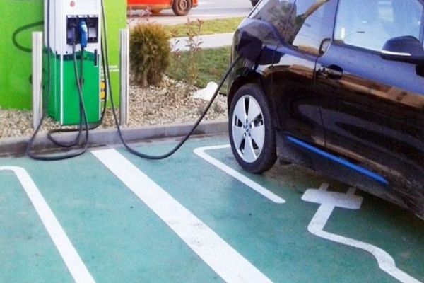 Peste jumătate dintre mașinile noi înmatriculate în 2023 au fost electrice