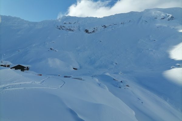 RISC RIDICAT DE AVALANȘE ÎN MASIVELE MONTANE
