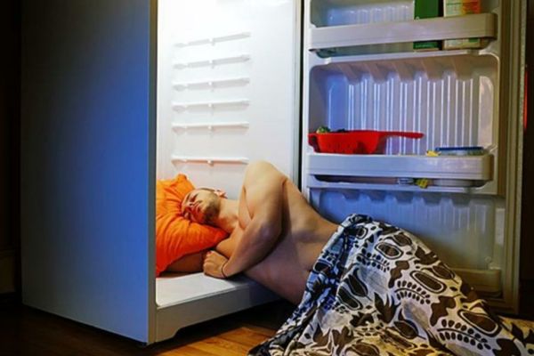 Trucuri care te-ar putea ajuta să dormi bine când e cald în casă