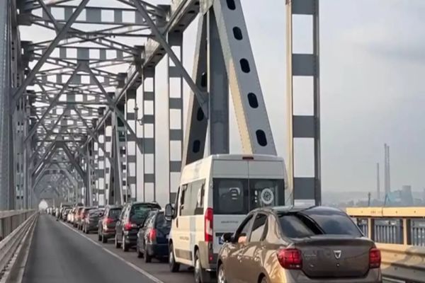 TRAFIC ALTERNATIV PE PODUL PRIETENIEI GIURGIU-RUSE. TIMP DE AȘTEPTARE PÂNĂ LA 70 DE MINUTE 