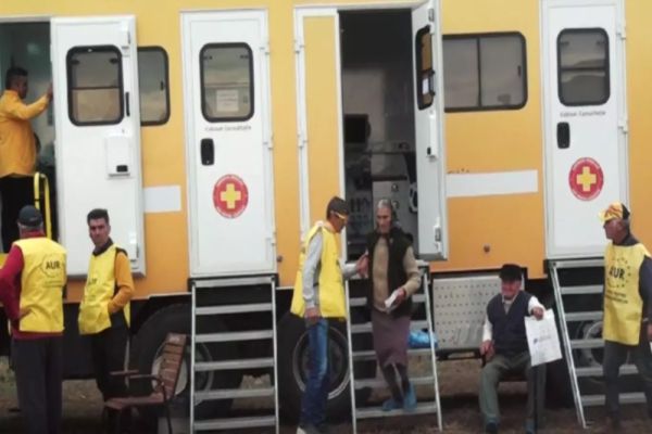 CARAVANA MEDICALĂ ÎȘI FACE DRUM CĂTRE LOCALITĂȚILE DEFAVORIZATE. CONSULTAȚII OFTALMOLOGICE GRATUITE PENTRU BUNICII ROMÂNIEI 