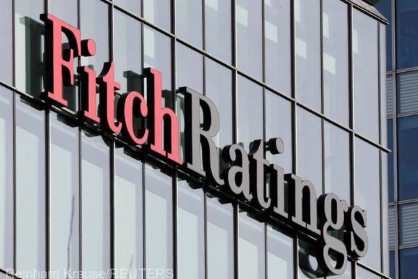 Agenţia de rating Fitch menţine ratingul de țară pe ultima treaptă recomandată investițiilor. România scapă de retrogradare