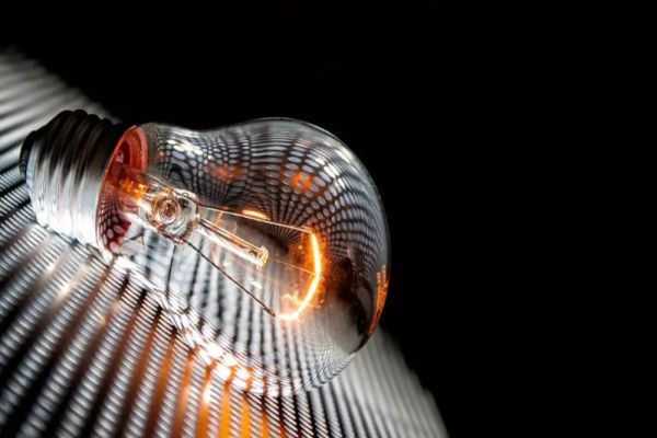 MINUTUL DE ENERGIE. RENUNȚAREA LA PLAFONAREA PREȚURILOR LA ENERGIE: CE ÎNSEAMNĂ PENTRU CONSUMATORI?