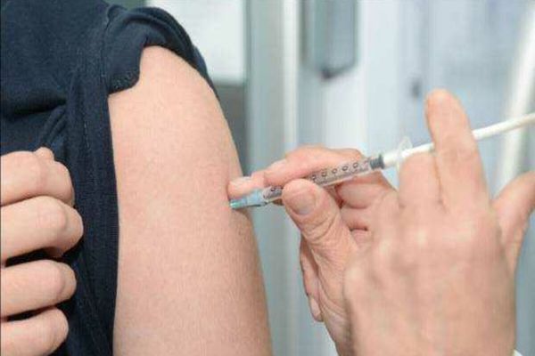VACCINAREA ANTIGRIPALĂ DISPONIBILĂ ÎN FARMACII: CE TREBUIE SĂ ȘTIM