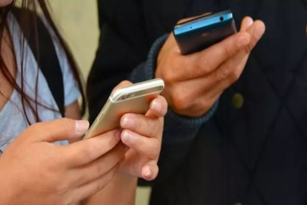 TELEFOANELE INTERZISE ÎN ȘCOLI. CE RISCĂ ELEVII CARE ÎNCALCĂ REGULILE