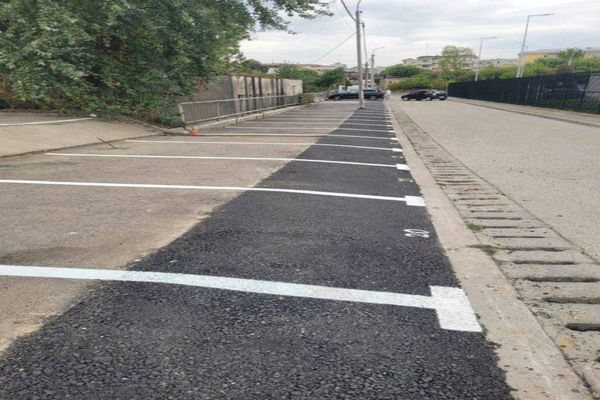 A DAT 22.000 DE LEI CASH PE UN LOC DE PARCARE ÎN BUZĂU. ADMINISTRAȚIA LOCALĂ, LUATĂ PRIN SURPRINDERE